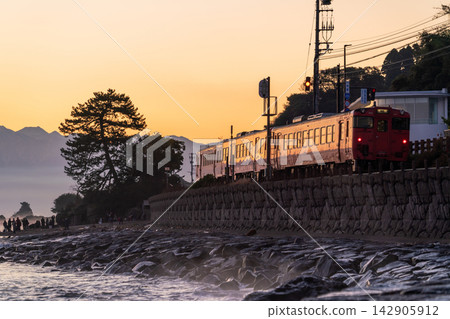 The Himi Line running along the Amaharashi Coast and the coastal scenery at dawn. The Himi Line running along the Amaharashi Coast and the coastal scenery at dawn. 142905912
