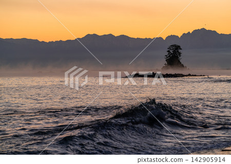 The sea and twilight scenery at Amaharashi Coast in Toyama, bathed in the colors of dawn. The sea and twilight scenery at Amaharashi Coast in Toyama, bathed in the colors of dawn. 142905914