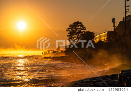 The sunrise and the sea bathed in golden hues at dawn, as seen from Amaharashi Coast in Toyama. The sunrise and the sea bathed in golden hues at dawn, as seen from Amaharashi Coast in Toyama. 142905934