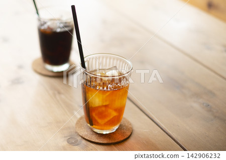 Iced tea and iced coffee (side view) Iced tea and iced coffee (side view) 142906232
