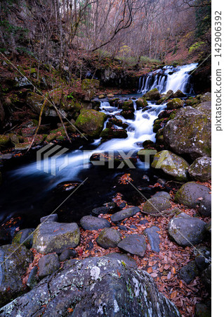 [Waterfall Footage] Autumn at Tateshina Great Waterfall [Nagano Prefecture] 142906392