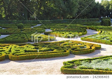 葡萄牙科英布拉附近布薩科國家公園內的多布薩科宮飯店的花園景觀。 葡萄牙科英布拉附近布薩科國家公園內的多布薩科宮飯店的花園景觀。 142906403