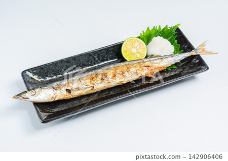 薩拉米香腸烤秋刀魚 薩拉米香腸烤秋刀魚 142906406
