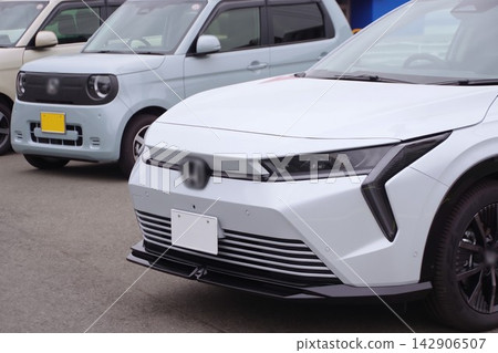 汽車圖片:本田電動車在經銷店內整齊排列。 汽車圖片:本田電動車在經銷店內整齊排列。 142906507