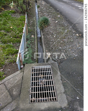 Roadside drainage ditches and gratings for rainwater drainage 142906745