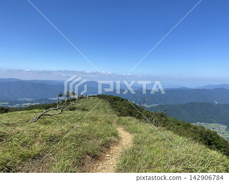 健行步道沿著綠色的山脊線延伸,夏季的山脈層巒疊嶂,綿延不絕。 健行步道沿著綠色的山脊線延伸,夏季的山脈層巒疊嶂,綿延不絕。 142906784