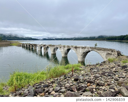 The Taushubetsu River Bridge appears in Lake Nukabira 142906839