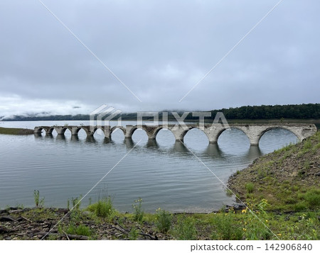 The continuous arches of the Taushubetsu River Bridge remaining at Lake Nukabira The continuous arches of the Taushubetsu River Bridge remaining at Lake Nukabira 142906840
