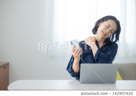 一個女人使用電腦 一個女人使用電腦 142907429