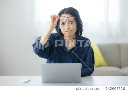 一個女人使用電腦 一個女人使用電腦 142907518