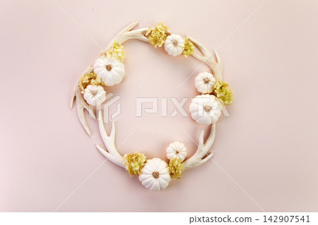 White antlers wreath with mini pumpkins and flowers White antlers wreath with mini pumpkins and flowers 142907541