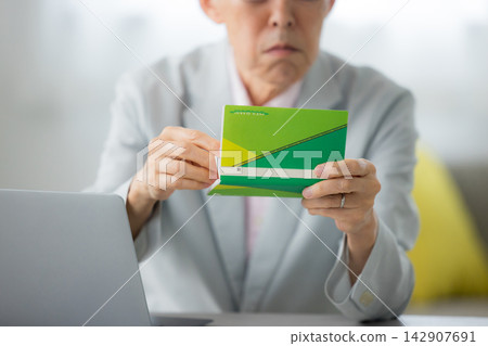 老人看著存摺 老人看著存摺 142907691