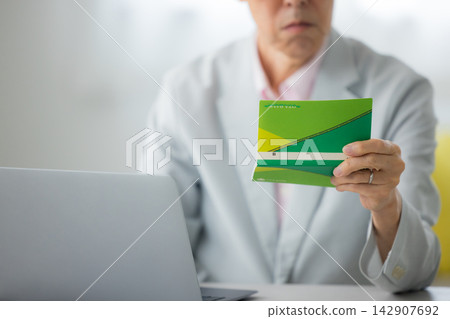 老人看著存摺 142907692