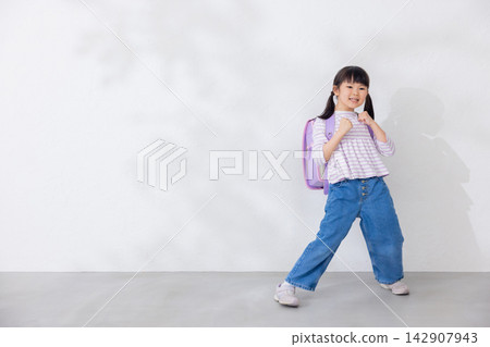 A lively elementary school girl A lively elementary school girl 142907943