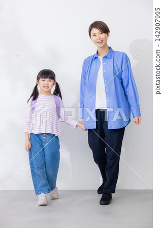 一位活潑的小學生和她的母親 142907995