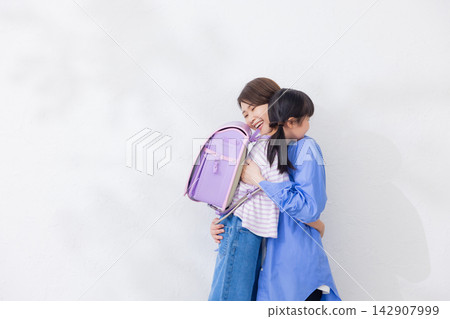 一位活潑的小學生和她的母親 一位活潑的小學生和她的母親 142907999