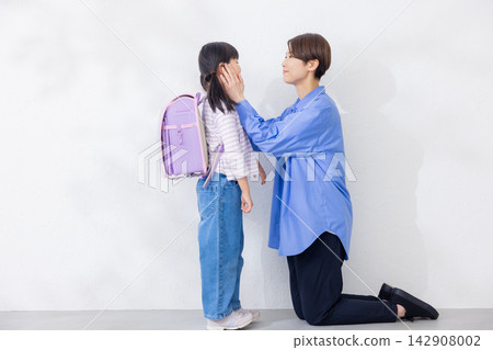 一位活潑的小學生和她的母親 一位活潑的小學生和她的母親 142908002