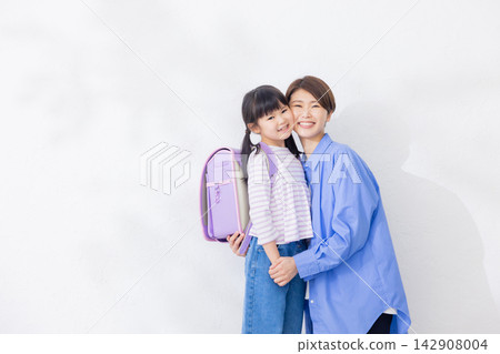 一位活潑的小學生和她的母親 一位活潑的小學生和她的母親 142908004