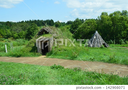 Sandlot hole type dwelling (Miyama Maruyama ruins / Aomori prefecture Aomori city capital three Miyama Maruyama) Sandlot hole type dwelling (Miyama Maruyama ruins / Aomori prefecture Aomori city capital three Miyama Maruyama) 142908071