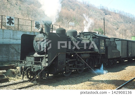 昭和時代行駛在幸海線上的蒸氣機車。 昭和時代行駛在幸海線上的蒸氣機車。 142908136