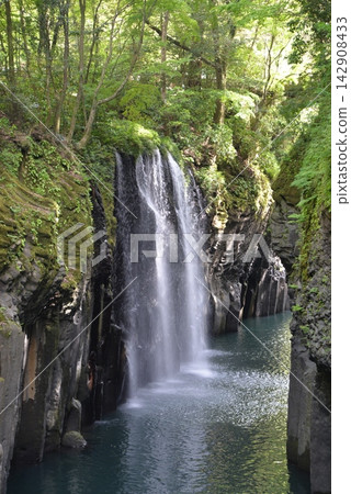 Manai Falls in Takachiho Gorge (Takachiho Town, Miyazaki Prefecture) Manai Falls in Takachiho Gorge (Takachiho Town, Miyazaki Prefecture) 142908433