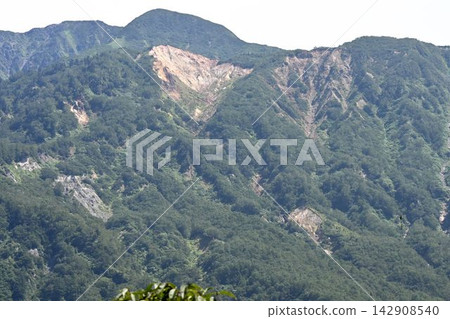 立山火山口全景;飛山火山口的大規模崩塌;六谷展望台 立山火山口全景;飛山火山口的大規模崩塌;六谷展望台 142908540