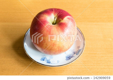 桌上的紅蘋果 桌上的紅蘋果 142909059