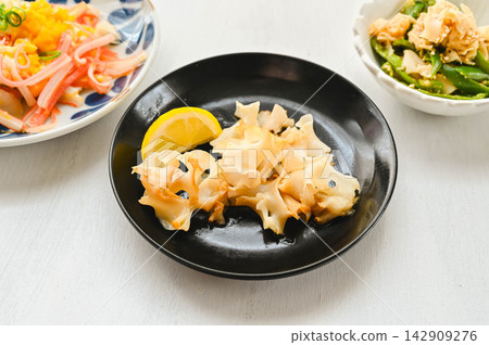 用醬油和奶油翻炒脆皮海菇,佐以檸檬。 用醬油和奶油翻炒脆皮海菇,佐以檸檬。 142909276