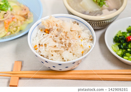 什錦米飯配脆皮蘑菇(一種用脆皮蘑菇和根莖類蔬菜烹調的米飯) 什錦米飯配脆皮蘑菇(一種用脆皮蘑菇和根莖類蔬菜烹調的米飯) 142909281