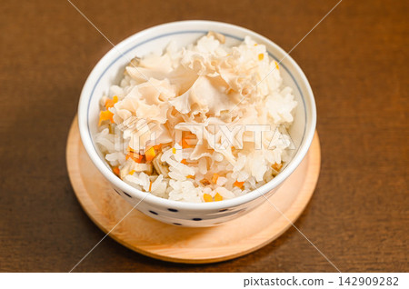 Mixed rice with Sparassis crispa mushrooms (a type of rice cooked with Sparassis crispa mushrooms and root vegetables) 142909282