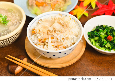 Mixed rice with Sparassis crispa mushrooms (a type of rice cooked with Sparassis crispa mushrooms and root vegetables) Mixed rice with Sparassis crispa mushrooms (a type of rice cooked with Sparassis crispa mushrooms and root vegetables) 142909284