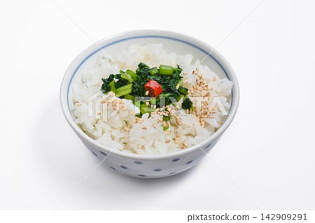 米飯上放醃蔬菜 米飯上放醃蔬菜 142909291