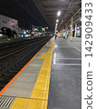 夜幕下的日本火車站月台和鐵軌，鋪設了黃色盲道磚，方便視障人士通行。 142909433