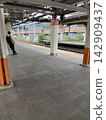 日本鐵路車站月台和軌道上，古老的鋼結構依然保存完好。 142909437