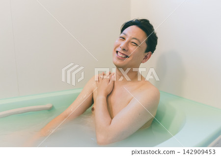 男人洗澡 142909453