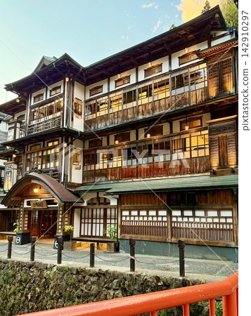 A traditional Japanese inn exuding Taisho-era romance, with windows bathed in the evening light (Main building Kosekiya) <Ginzan Onsen/Obanazawa City, Yamagata Prefecture> A traditional Japanese inn exuding Taisho-era romance, with windows bathed in the evening light (Main building Kosekiya) <Ginzan Onsen/Obanazawa City, Yamagata Prefecture> 142910297