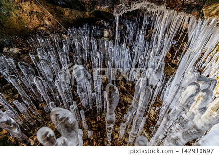 Art born in the harsh winter: A powerful array of gigantic ice stalagmites in Hyakujojiki Cave Art born in the harsh winter: A powerful array of gigantic ice stalagmites in Hyakujojiki Cave 142910697