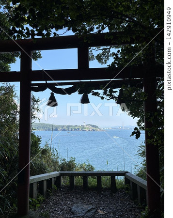 A magnificent view of Tojinbo Cliffs and the Sea of Japan seen through the torii gate of Oshima Island. A magnificent view of Tojinbo Cliffs and the Sea of Japan seen through the torii gate of Oshima Island. 142910949