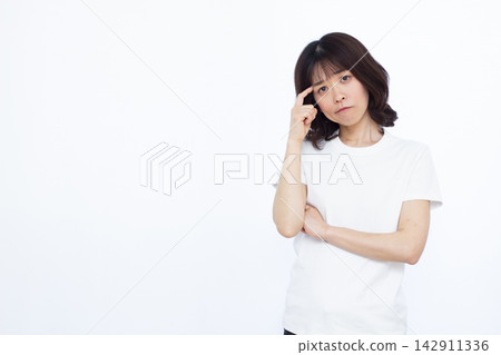 A woman holding her head and thinking 142911336