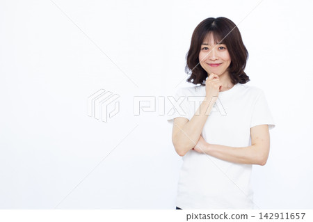 微笑著思考的女人 微笑著思考的女人 142911657