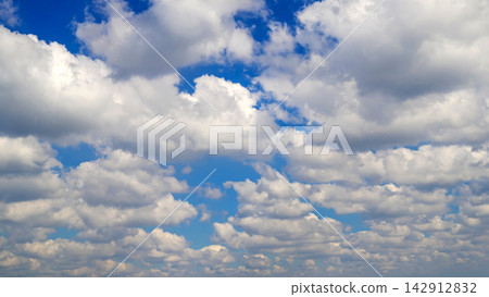 dense layer of small cumulus clouds completely covering the high sky area dense layer of small cumulus clouds completely covering the high sky area 142912832