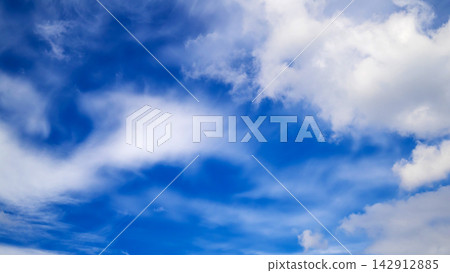 blurred feather clouds in dynamic movement across a bright sky 142912885