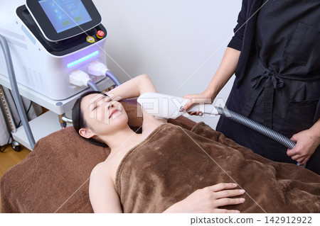 一位女士在美容院接受手臂除毛療程(圖片由Makanaani提供) 一位女士在美容院接受手臂除毛療程(圖片由Makanaani提供) 142912922