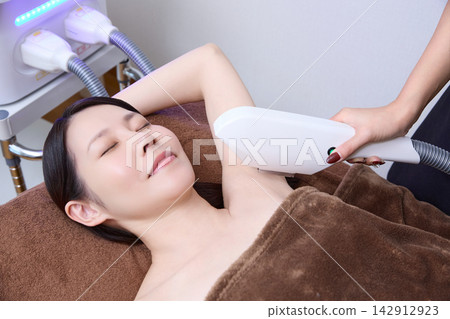 一位女士在美容院接受手臂除毛療程(圖片由Makanaani提供) 一位女士在美容院接受手臂除毛療程(圖片由Makanaani提供) 142912923
