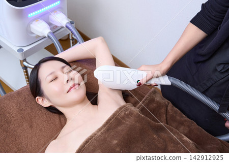 一位女士在美容院接受手臂除毛療程(圖片由Makanaani提供) 一位女士在美容院接受手臂除毛療程(圖片由Makanaani提供) 142912925