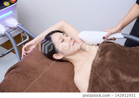 一位女士在美容院放鬆身心,接受手臂除毛護理(圖片由 Makanaani 提供) 一位女士在美容院放鬆身心,接受手臂除毛護理(圖片由 Makanaani 提供) 142912931