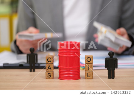 Balancing oil and gas decisions amid financial discussions in a corporate setting Balancing oil and gas decisions amid financial discussions in a corporate setting 142913322