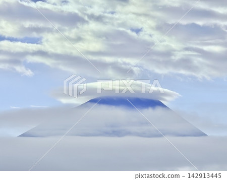 In the morning sky after the rain, Mount Fuji was a breathtaking sight, peeking out from between the clouds. In the morning sky after the rain, Mount Fuji was a breathtaking sight, peeking out from between the clouds. 142913445