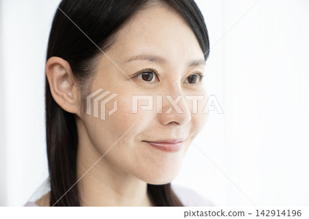 接睫毛的女人 142914196