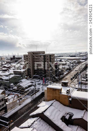 冬日清晨,從高層俯瞰富山縣高岡市,寒流來襲,白雪皚皚的城市景觀盡收眼底。 冬日清晨,從高層俯瞰富山縣高岡市,寒流來襲,白雪皚皚的城市景觀盡收眼底。 142914221